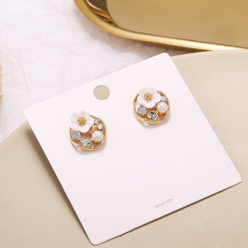 S925 Argent Aiguille Fleur Géométrique Rond Creux Diamant Simple Perle Boucles D&#39;oreilles Vente En Gros Nihaojewelry display picture 2