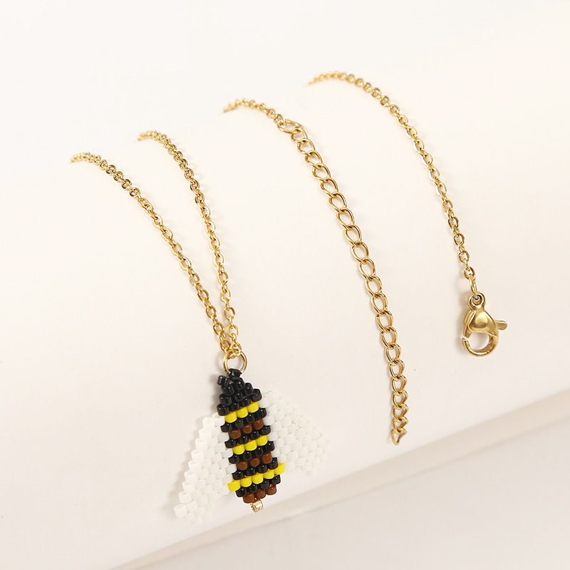 Korean Cute Hand-woven Bee Rice Bead Pendant Necklace Jewelry Wholesale display picture 6