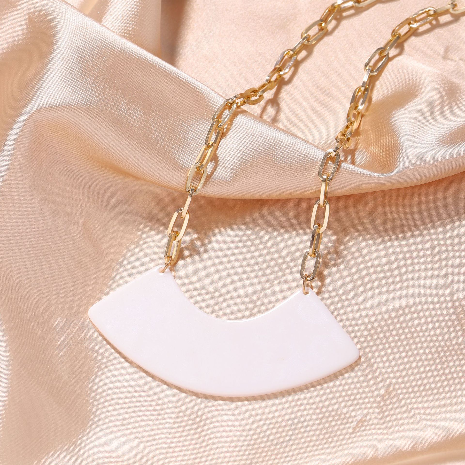 Fashion Retro Girls Thin Chain Glossy Short White Pendant Sequin Necklace display picture 4