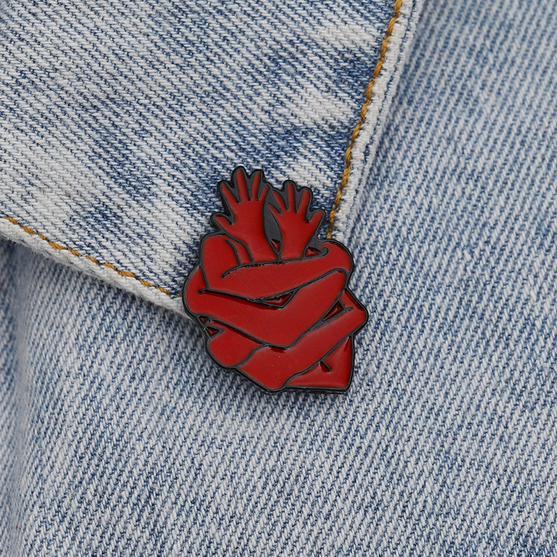 Nouveau Bras De Bande Dessinée De Broche Embrassant Des Accessoires De Broche Rétro Cowboy Coeur Rouge display picture 2