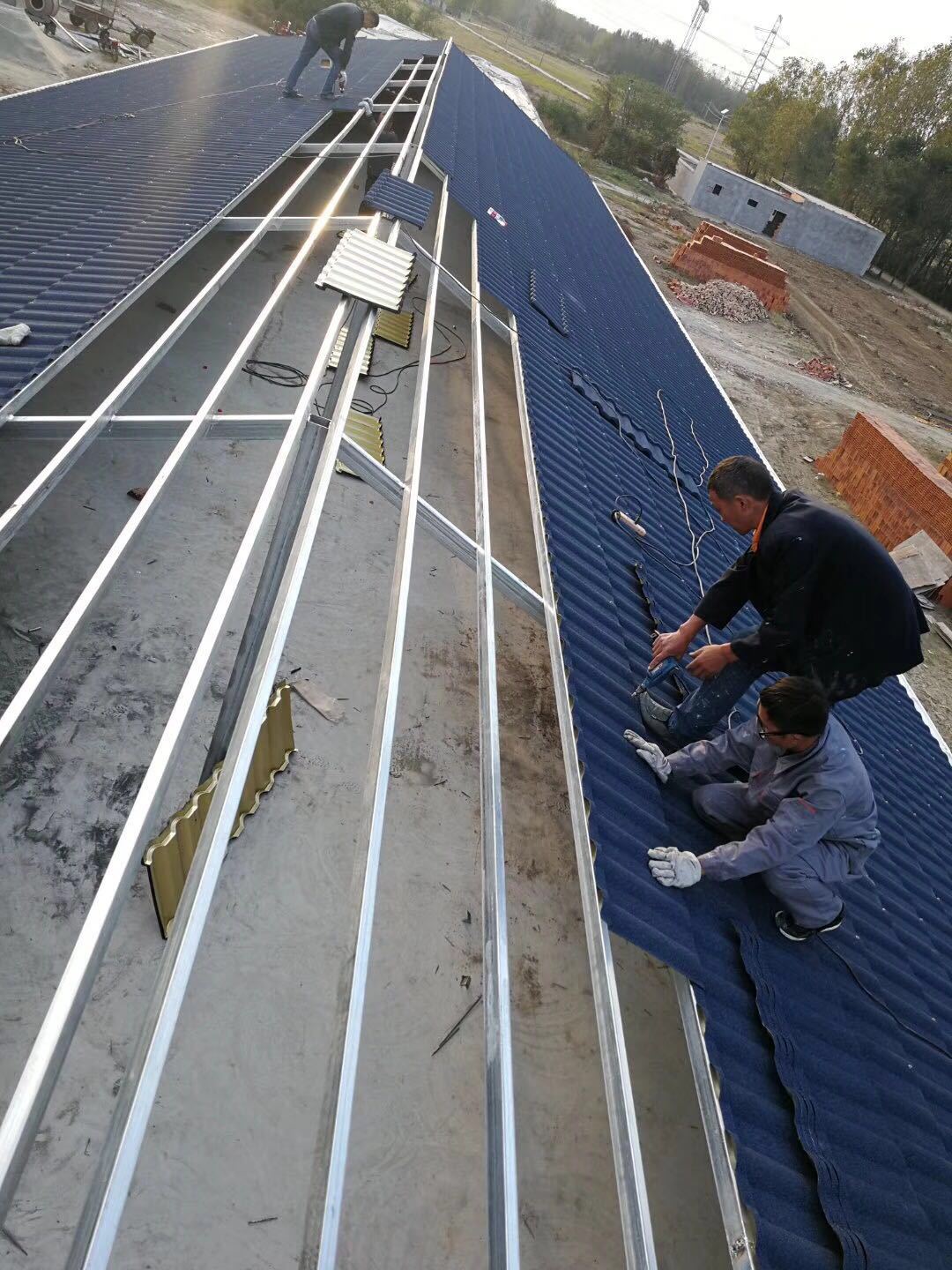 聊城彩石金属瓦厂家  防噪音可弯曲尖顶屋面 旧房平改坡