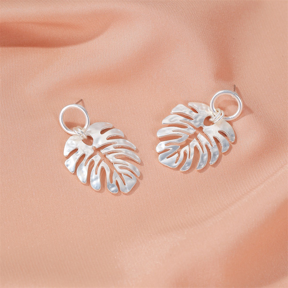 Fashion Metal Banana Leaf Earrings Cold Temperament Retro Leaf Earrings Hot Earrings Wholesale display picture 10
