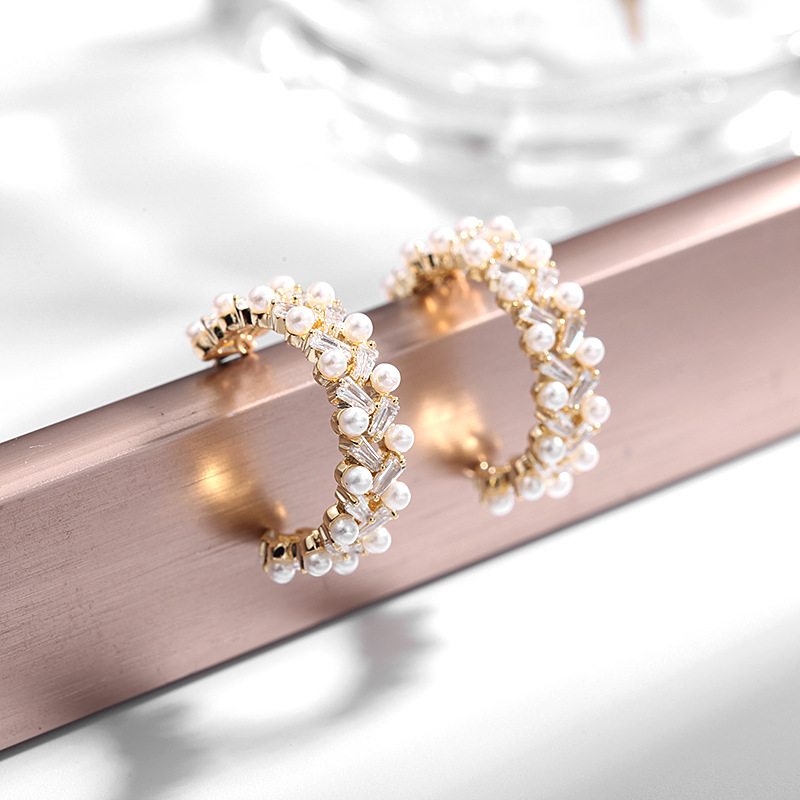 Nouveau C-forme Perle Lumière Luxe Zircon Coréen Haut De Gamme Indifférent Boucles D&#39;oreilles En Gros Nihaojewelry display picture 9