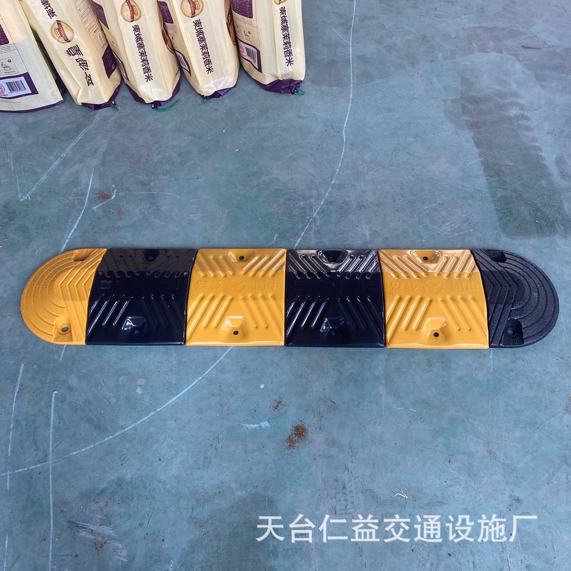 道路减速带,减速带的种类,道路减速标线_大山谷图库