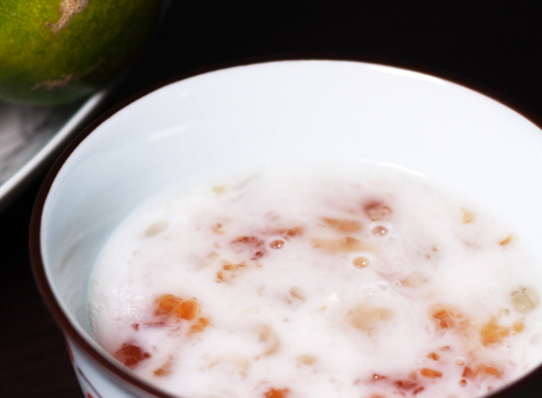 Peach Gum Snow Swallow and Soap Nut Rice Combo 370g Traditional Chinese Herbal Soup Pack in use