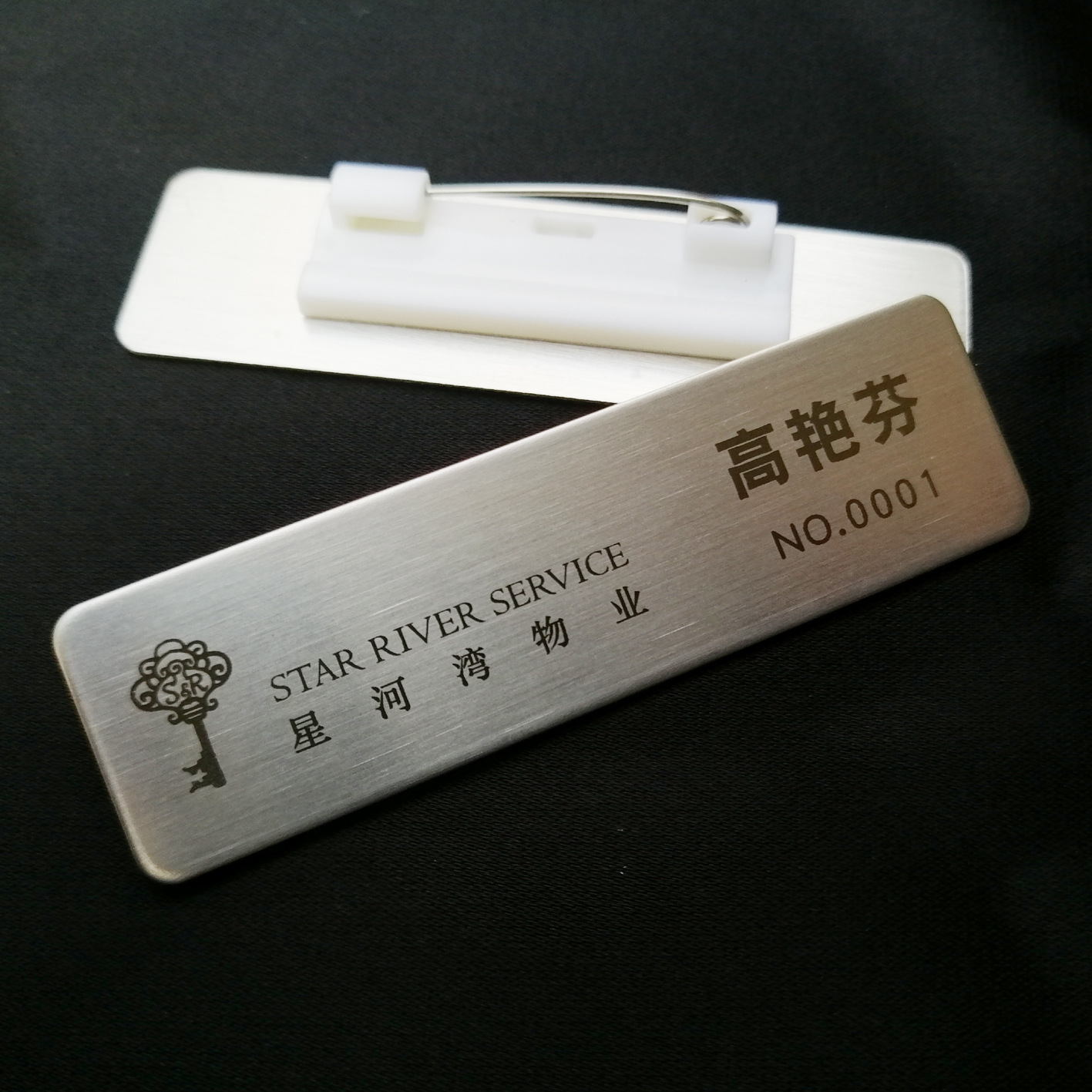 胸牌不锈钢电镀工号牌磁性铝合金学校酒店物业员工胸牌定做-阿里巴巴