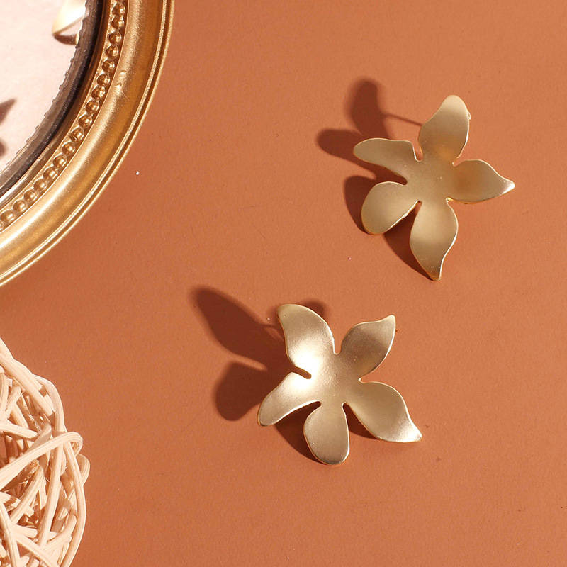 Fashion Hot Sale  Simple  Golden Flower  Retro Earrings  Nihaojewelry display picture 7