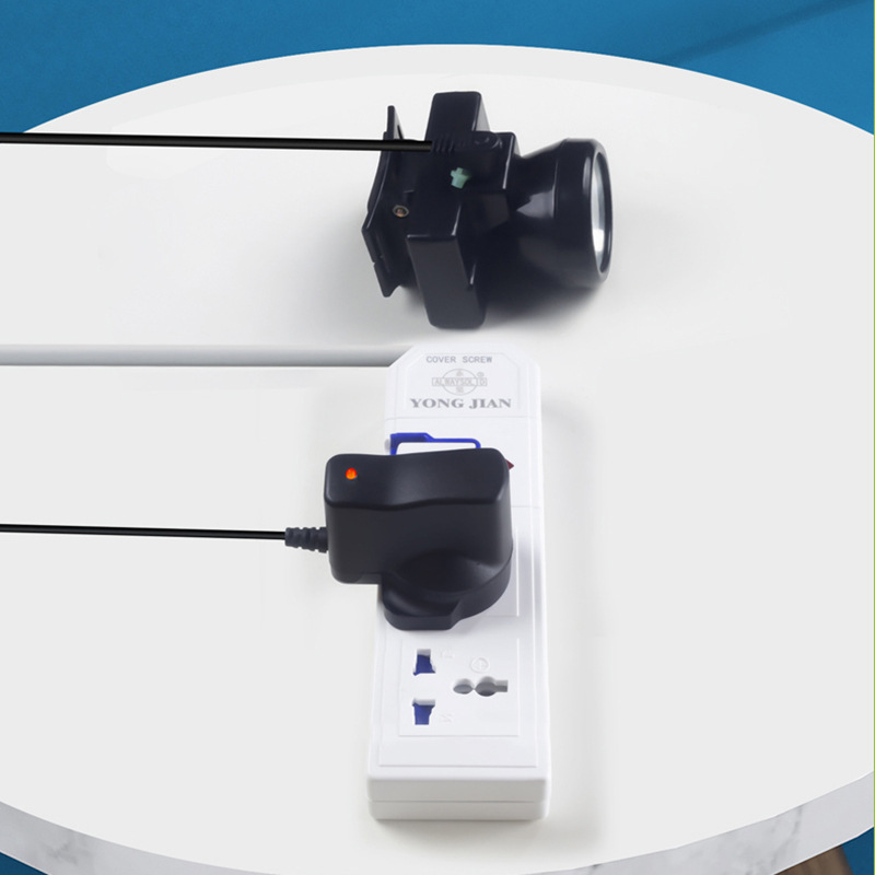 厂家直销 18650锂电池英规充电器 手电筒中东迪拜充电器 转灯