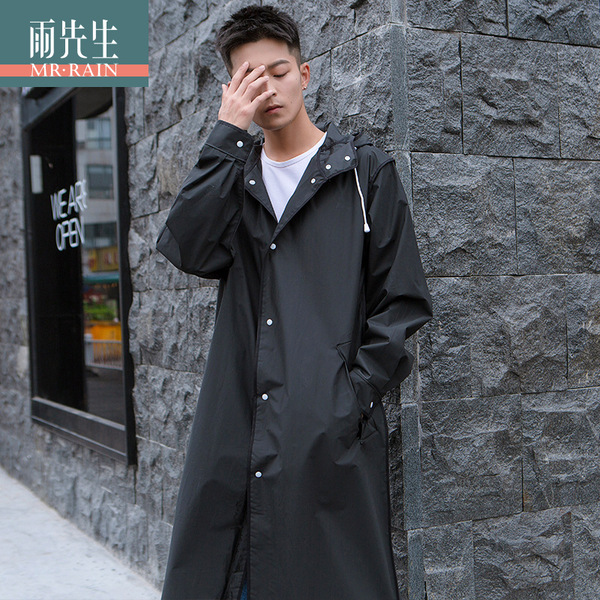 Fashionable travel raincoat for men and women for hiking