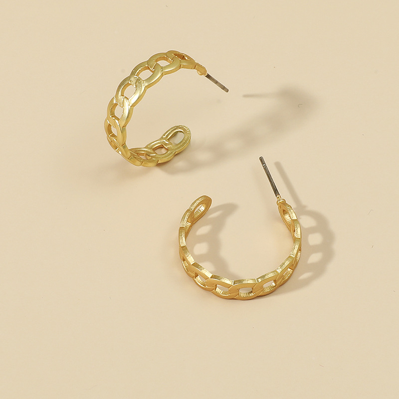 Simple  Fashion Metal Hollow Twist C-shaped Earrings display picture 3