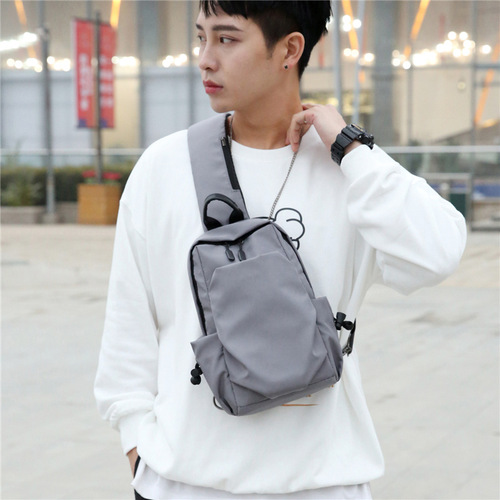 A unisex crossbody bag from a trendy brand, suitable for men's casual wear, with a simple and fashionable design. It can also be used as a shoulder bag for women, featuring a Japanese style.