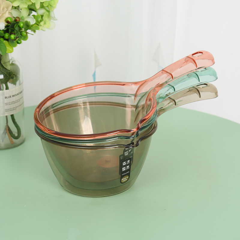 Cuchara de agua de plástico arroz Diao 2 yuanes tienda engrosada cuchara de agua transparente bebé baño cuchara de agua cocina mango largo cuchara de agua