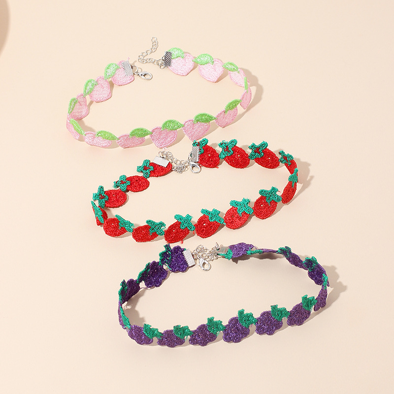 Japanische Kindliche Süße Frucht Polyester Halskette Choker Erdbeer Kurze Halskette All-match Schlüsselbein Kette Halsband Kragen Frauen display picture 1