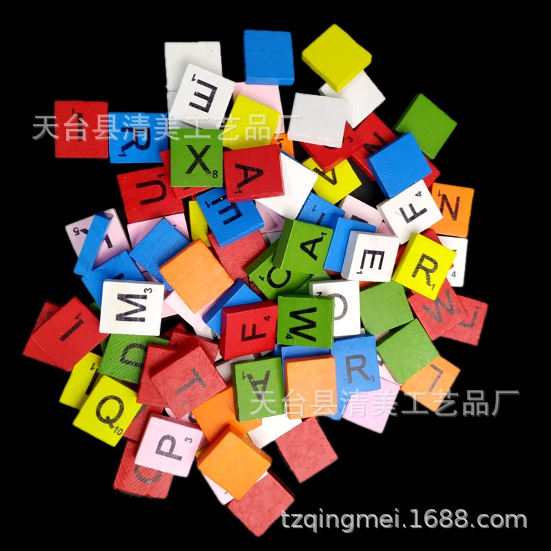 26 colorido cuadrado letras inglesas Impresión de madera de colores Inglés letras 100 piezas un paquete 18*20mm
