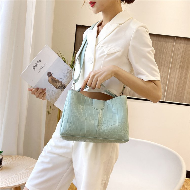 Fashion Korean Crocodile Pattern Messenger Shoulder Portable Pu Soft Surface Zipper Messenger Bag display picture 33