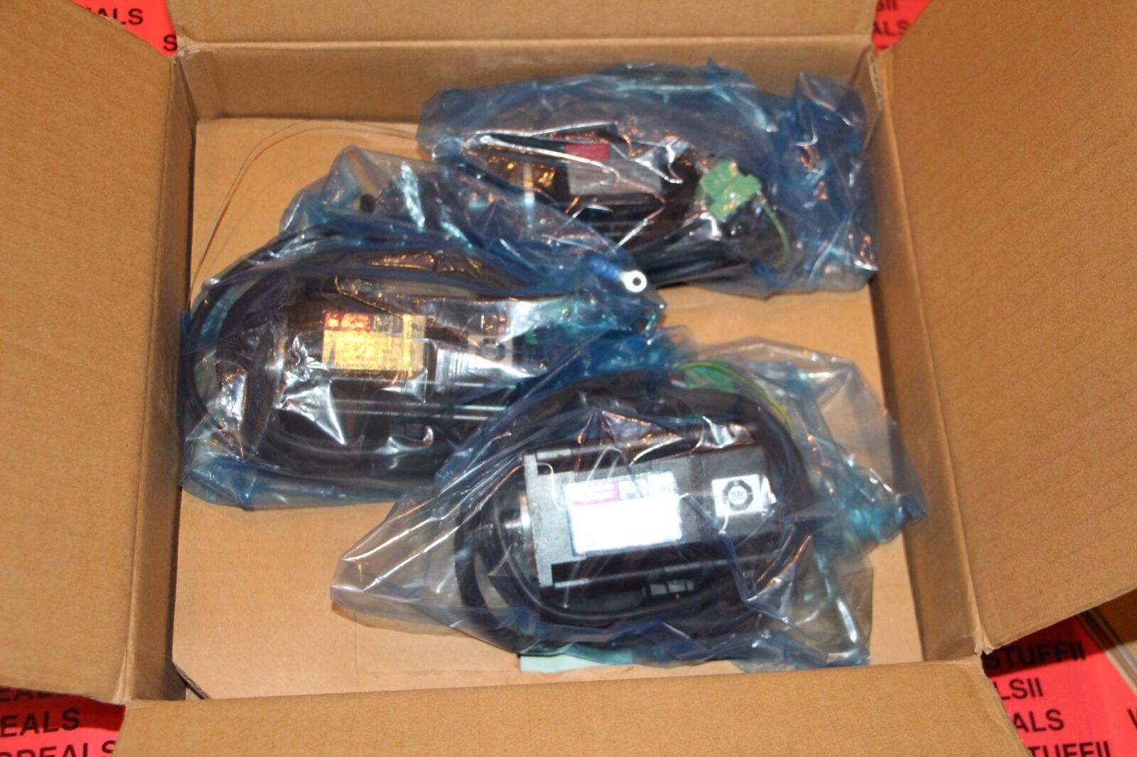 三洋R2ADB8100HXPF8  R2CA18450HCP40原装伺服电机  议价出售