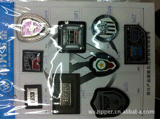 【伟兴辅料】提供本款拉头在中国服装展获的，服装搭配金属拉扣