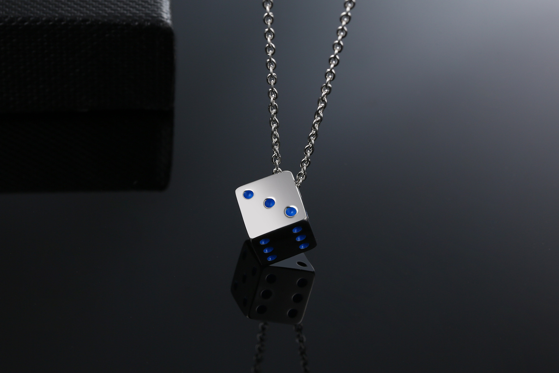 Simple Style Dice Stainless Steel Plating Pendant Necklace display picture 10