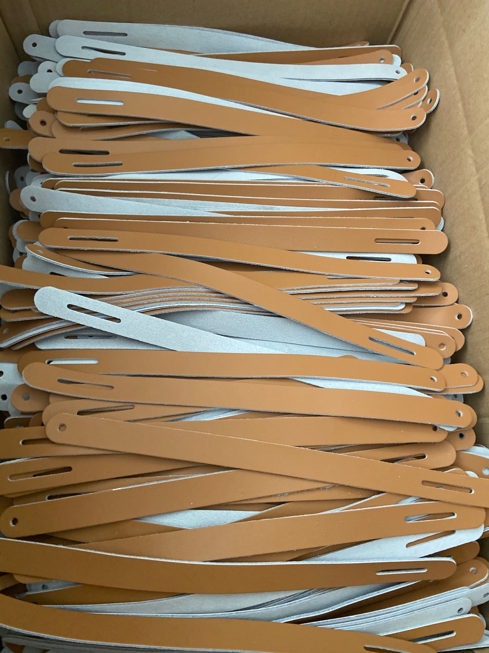 厂家直销批发订制牛皮冲压小皮件 皮手提带 真皮手挽带 