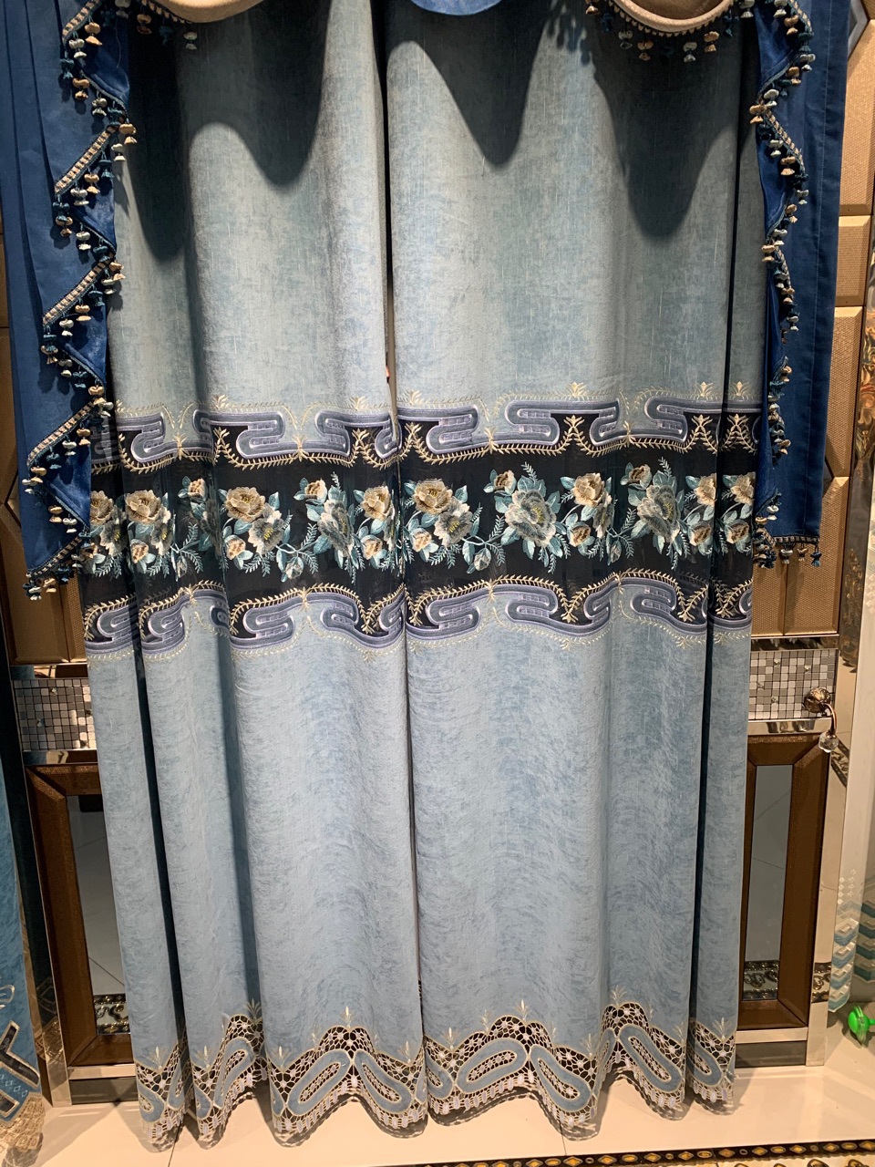 柯桥绣花窗帘批发 雪尼尔绣花窗帘激光贴绒绣成品定制现货|ru