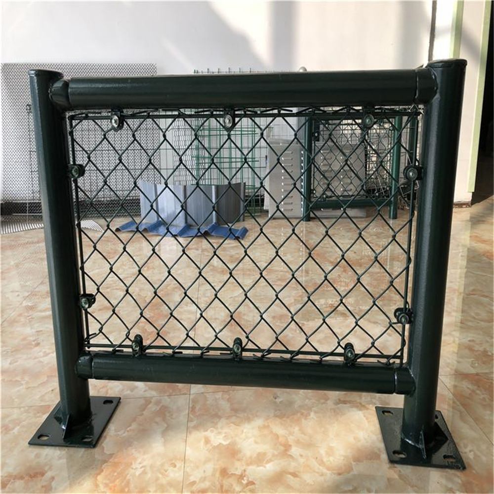 运动场勾花铁丝围栏网 墨绿色篮球场菱形孔防护网 体育场球场围栏