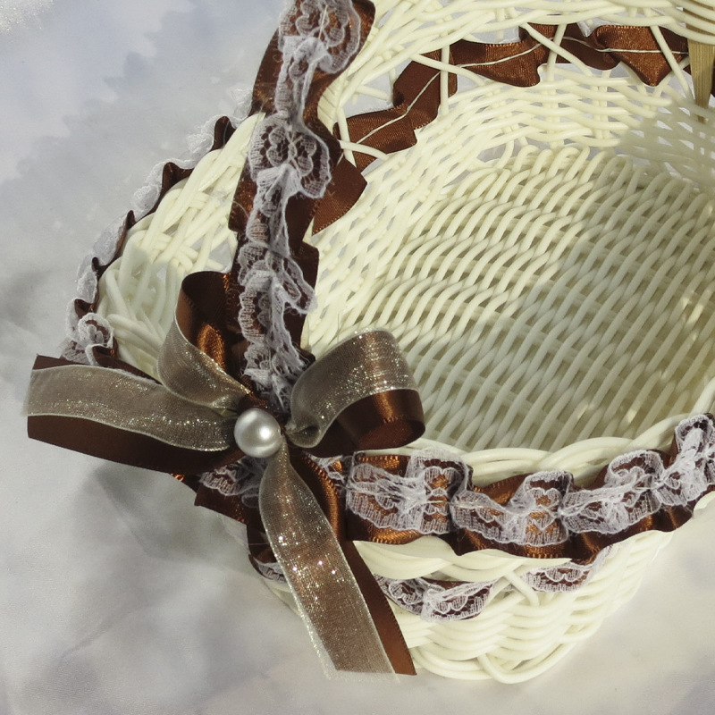 The manufacturer produces flower child hand-held petal baskets, handmade small rose baskets, and heart-shaped petal scattering baskets for weddings.