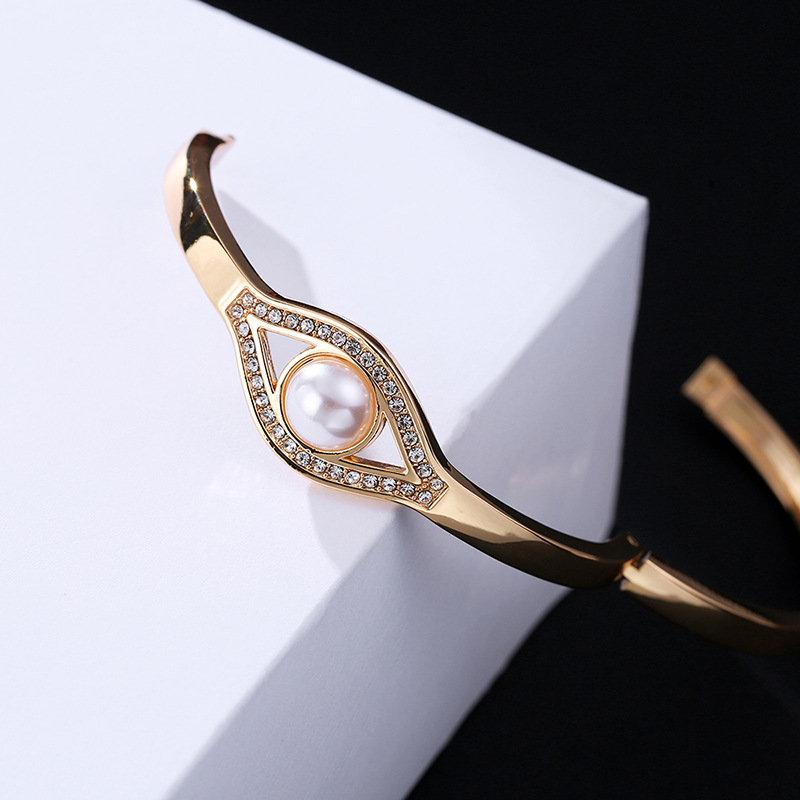 simple eye pearl diamond bracelet