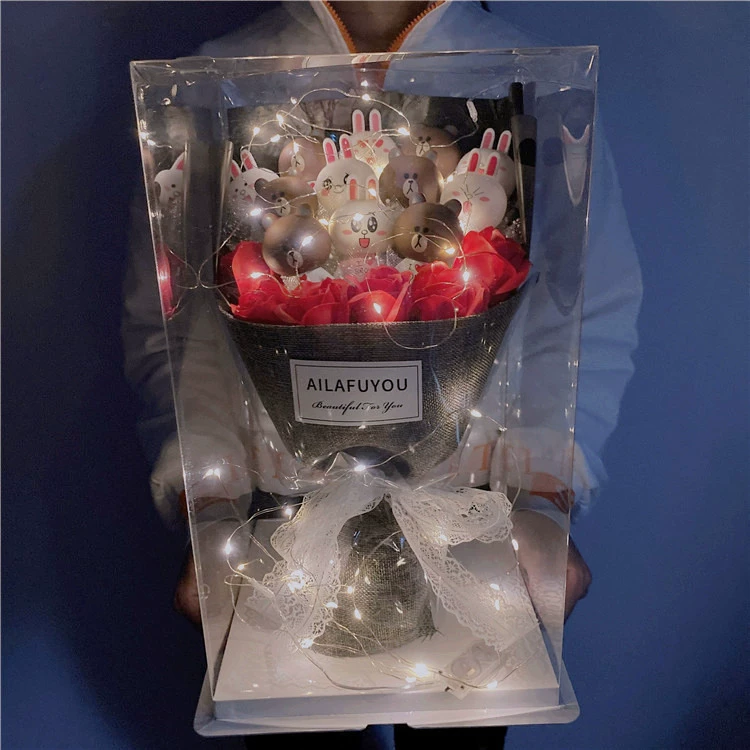 Букет мыла-розы с мультяшной куклой (Дораэмон), светодиодная гирлянда, прозрачная подарочная коробка, размеры 32×25×29 см