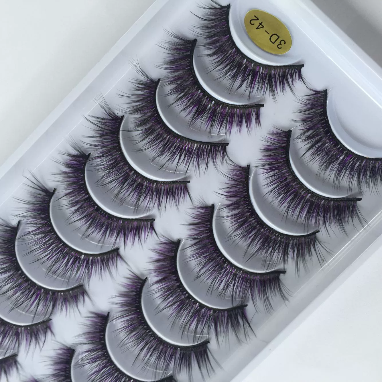 Пурпурные плотные завитые наlashes лления истинные?