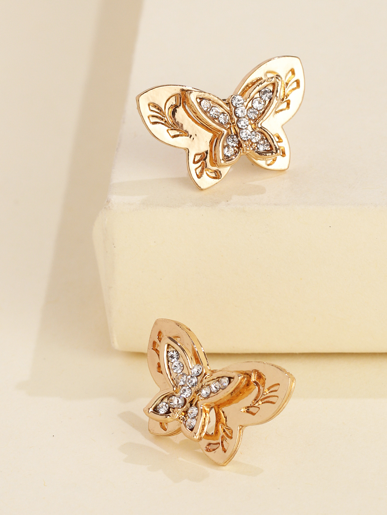Korea New Hollow Inlaid Rhinestone Butterfly Temperament Earrings Super Fairy Wholesale Nihaojewelry display picture 7