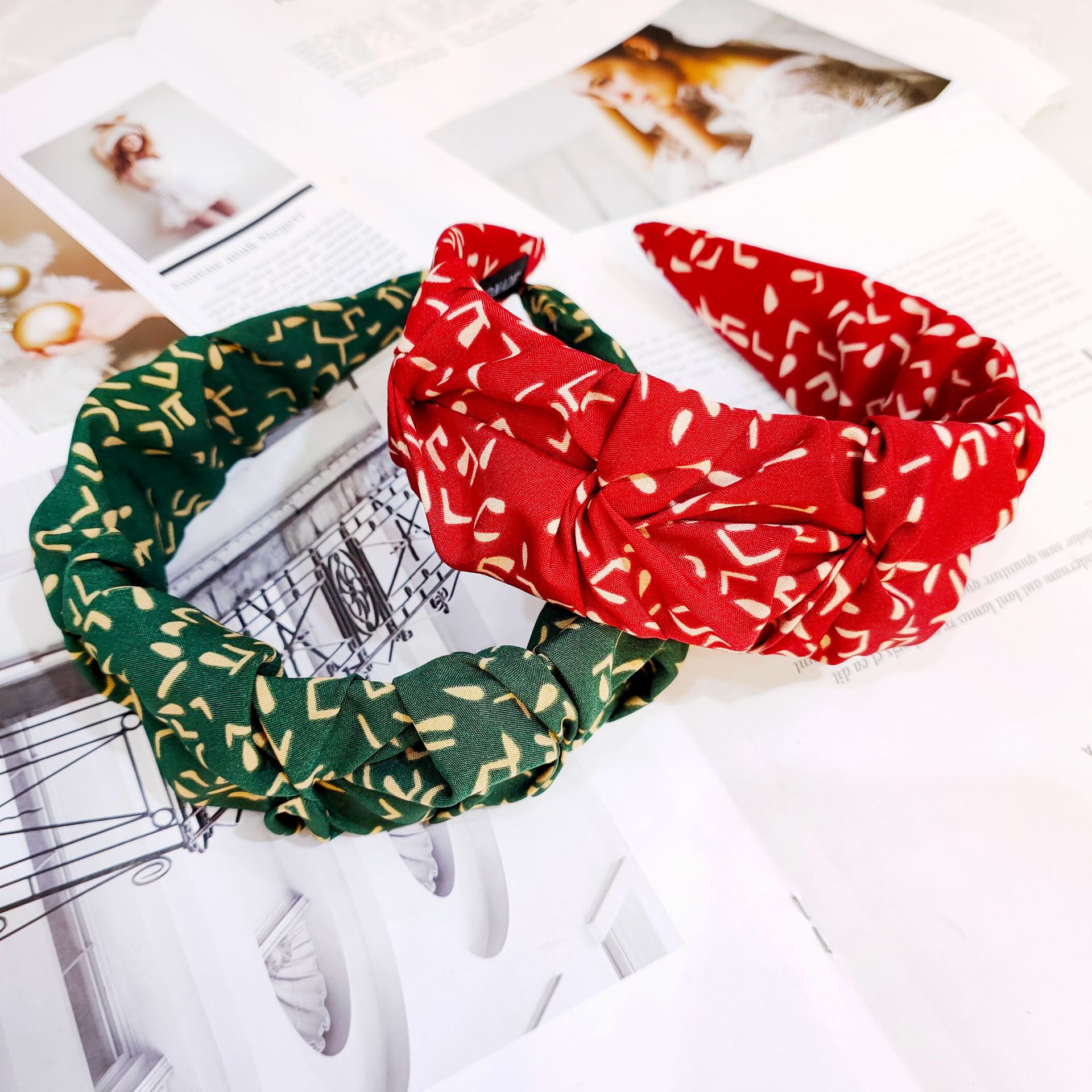 Korean Simple Wide-brimmed Letter Fold Headband High-end Retro Fabric Floral Headband Fashion Wholesale Nihaojewelry display picture 3