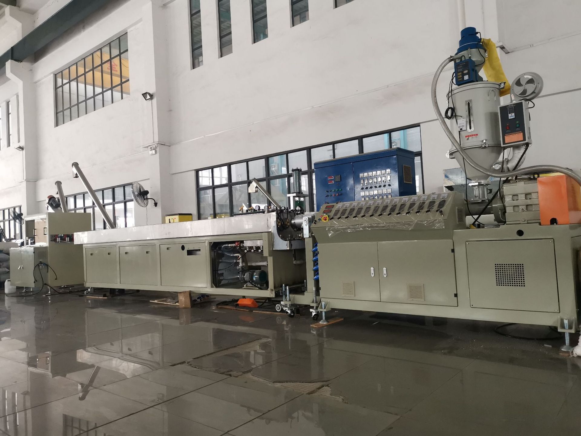 厂家供应一出四管材挤出设备高产能挤出机器