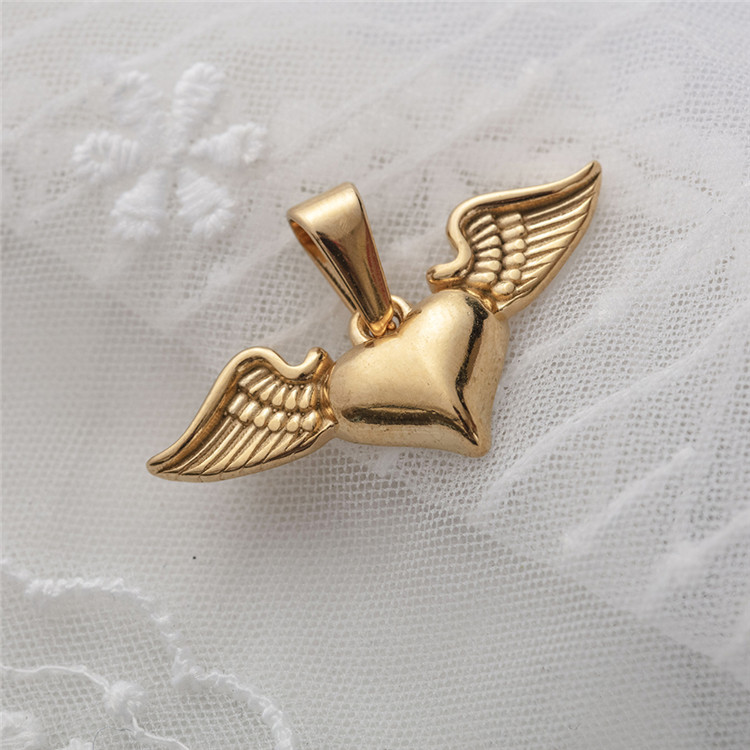 Heart Shape Pattern All Seasons Season 1 Piece 304 Stainless Steel Real Gold Plated Heart Shape Pendant Charms