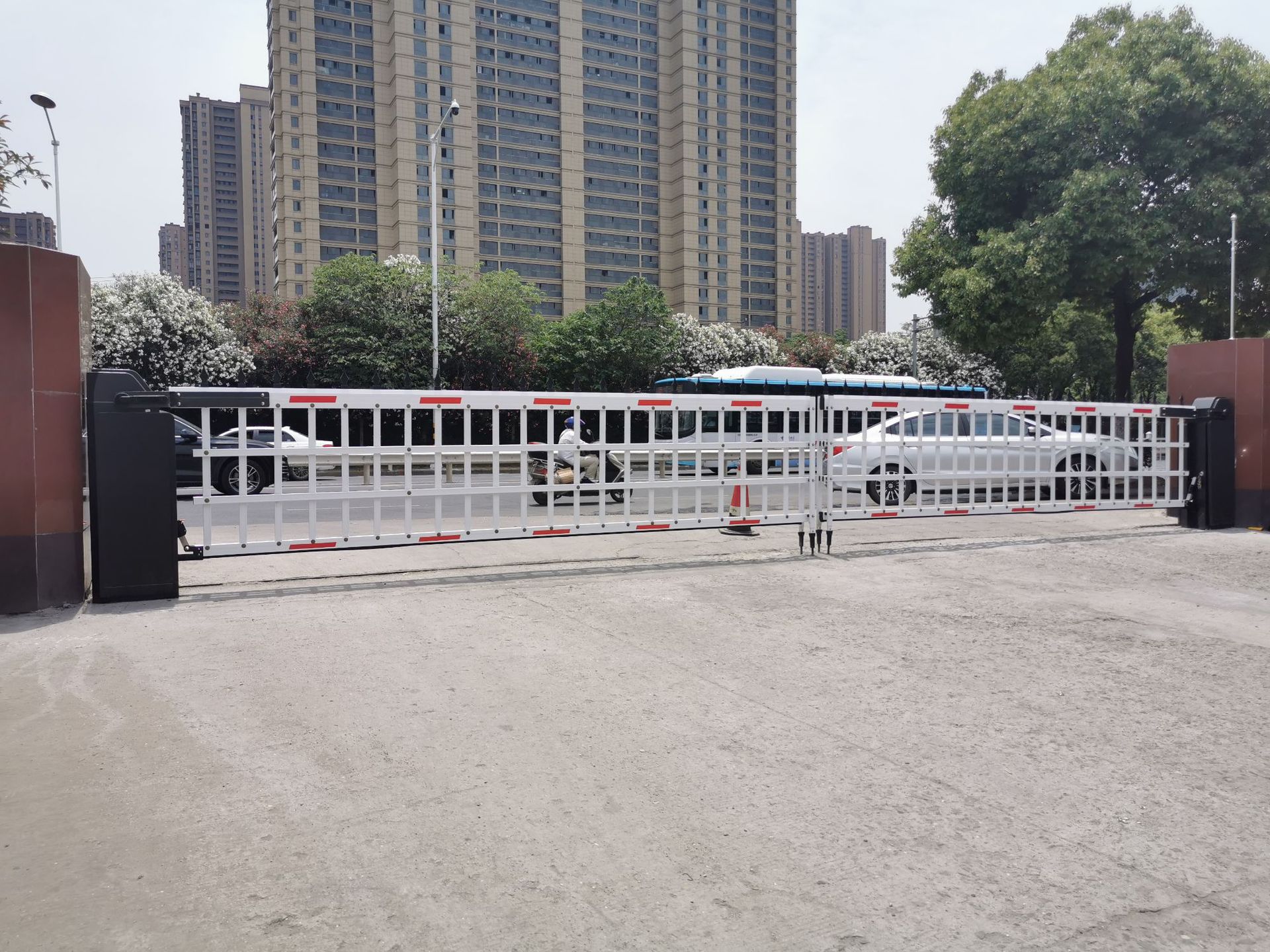 南京百胜中置式道闸门| 空降闸| 智能交通车牌识别挡车收费系统