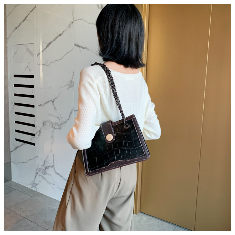 Simple Large-capacity Fashion Retro One-shoulder Messenger Handbags display picture 6