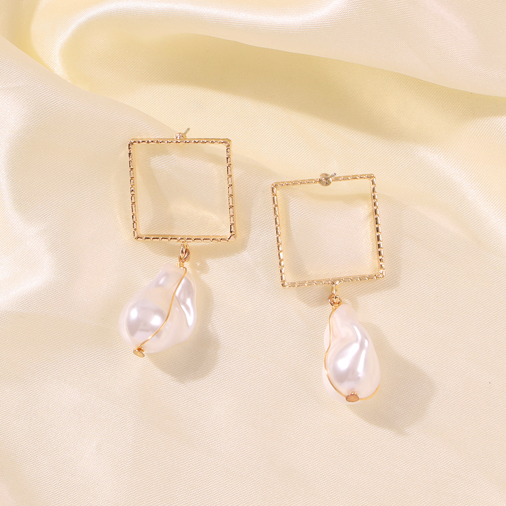 Korean Water Droplets Layered Pearl Earrings Wholesale Simple Geometric Alloy Girl Earrings Nihaojewelry display picture 5