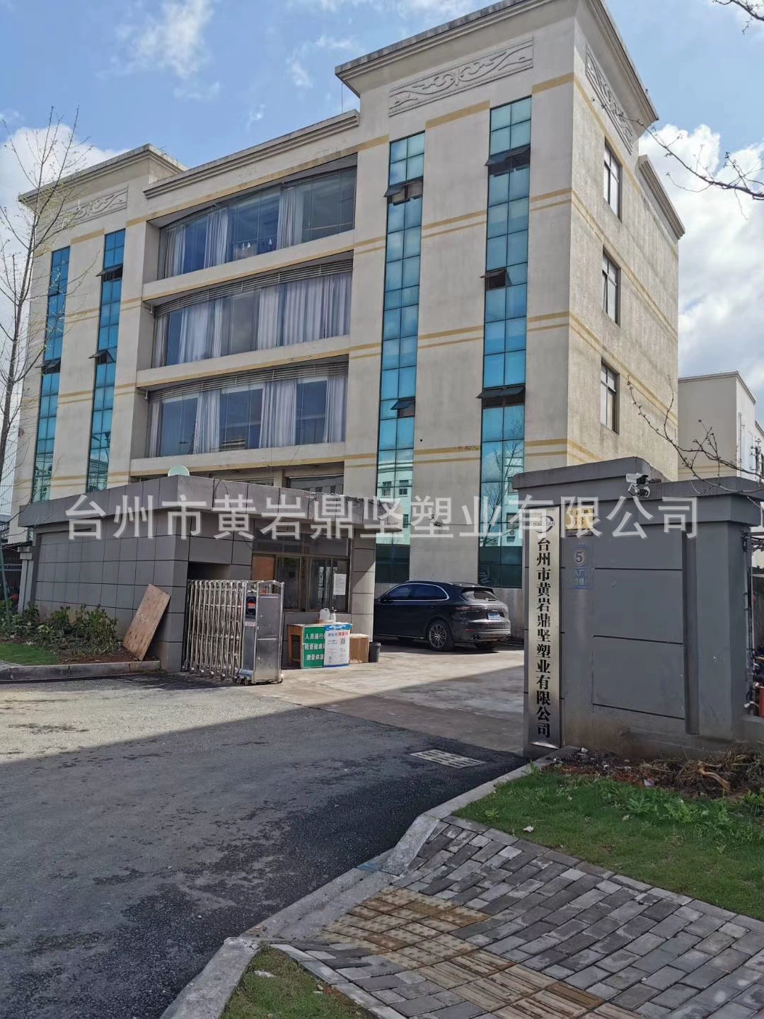 Обработка пластиковых литьевых изделий, обработка поступаемых материалов, проектирование и разработка пресс-форм для производства универсальной машины для литья под давлением