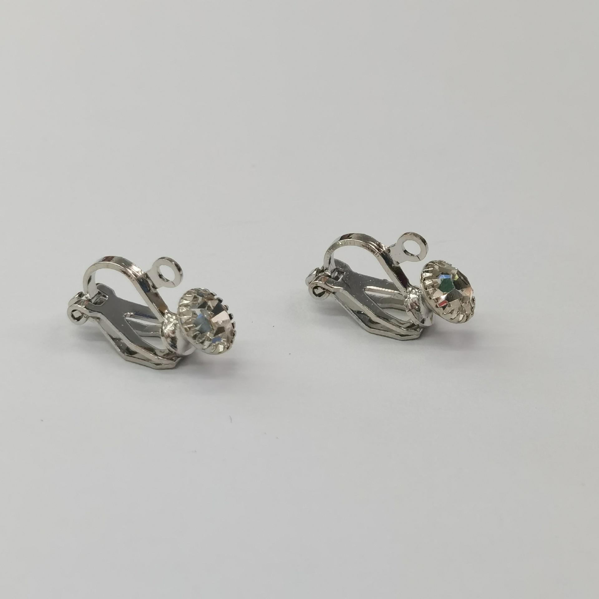 Triangular clamp inlaid white diamond white K