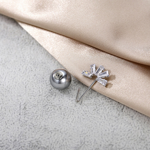 Pearl zircon brooch v-neck anti-exposure buckle small safety pin cardigan buckle decorative fixed clothing accessories collar pin for women