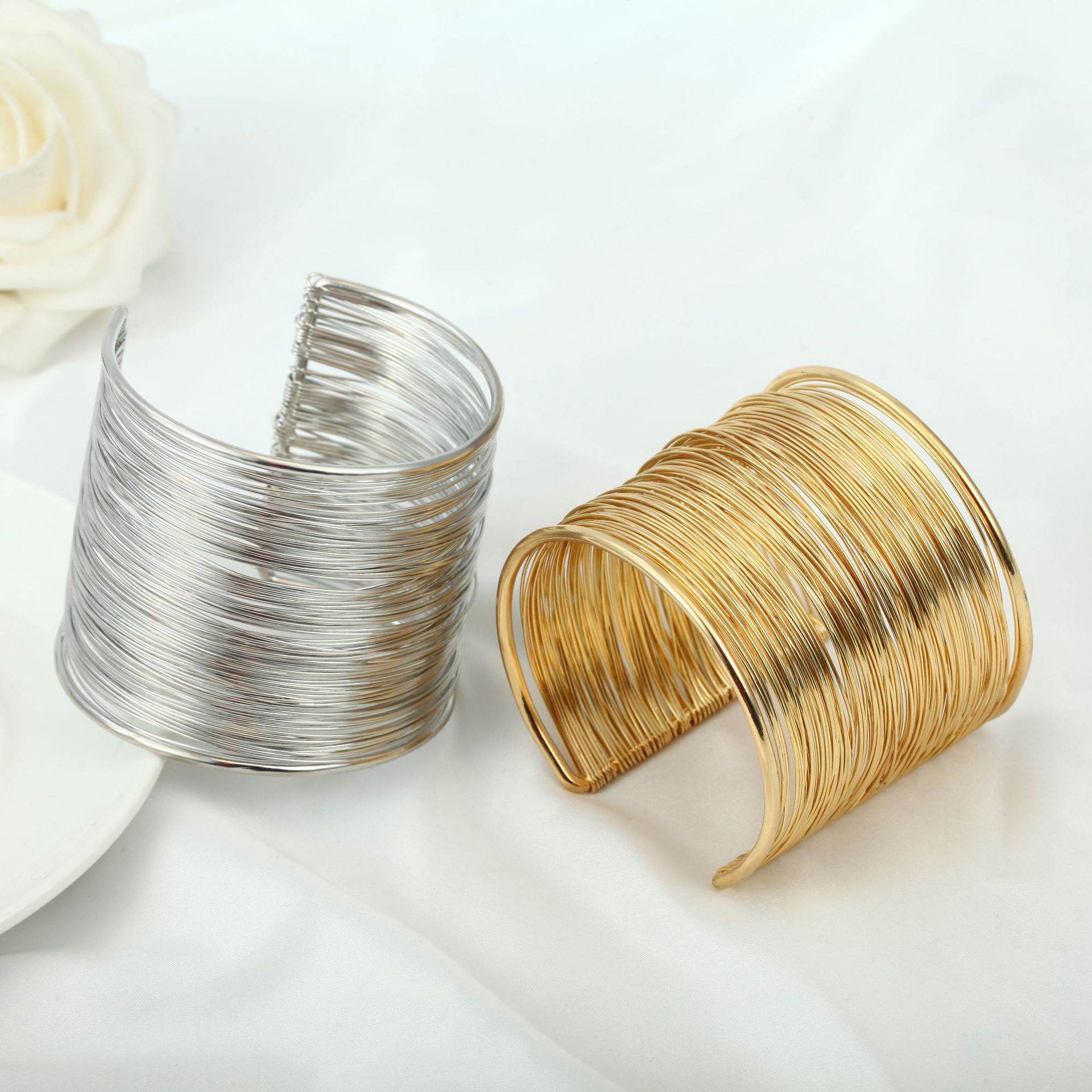 Comercio electrónico transfronterizo de moda europea y americana pulsera de alambre abierto pulsera grande AliExpress suministro fábrica al por mayor