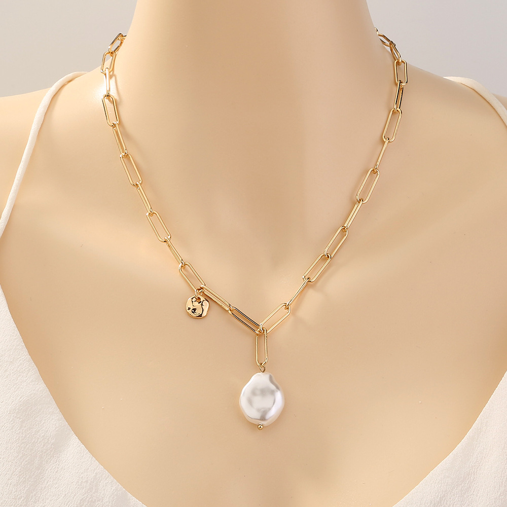 Fashion Clavicle Chain Simple Pecial-shaped Flat Pearl Pendant Lattice Chain Single-layer Necklace display picture 1