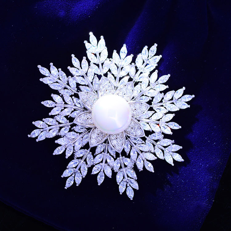 Classic elegant capacious brooch pearl with zircon
