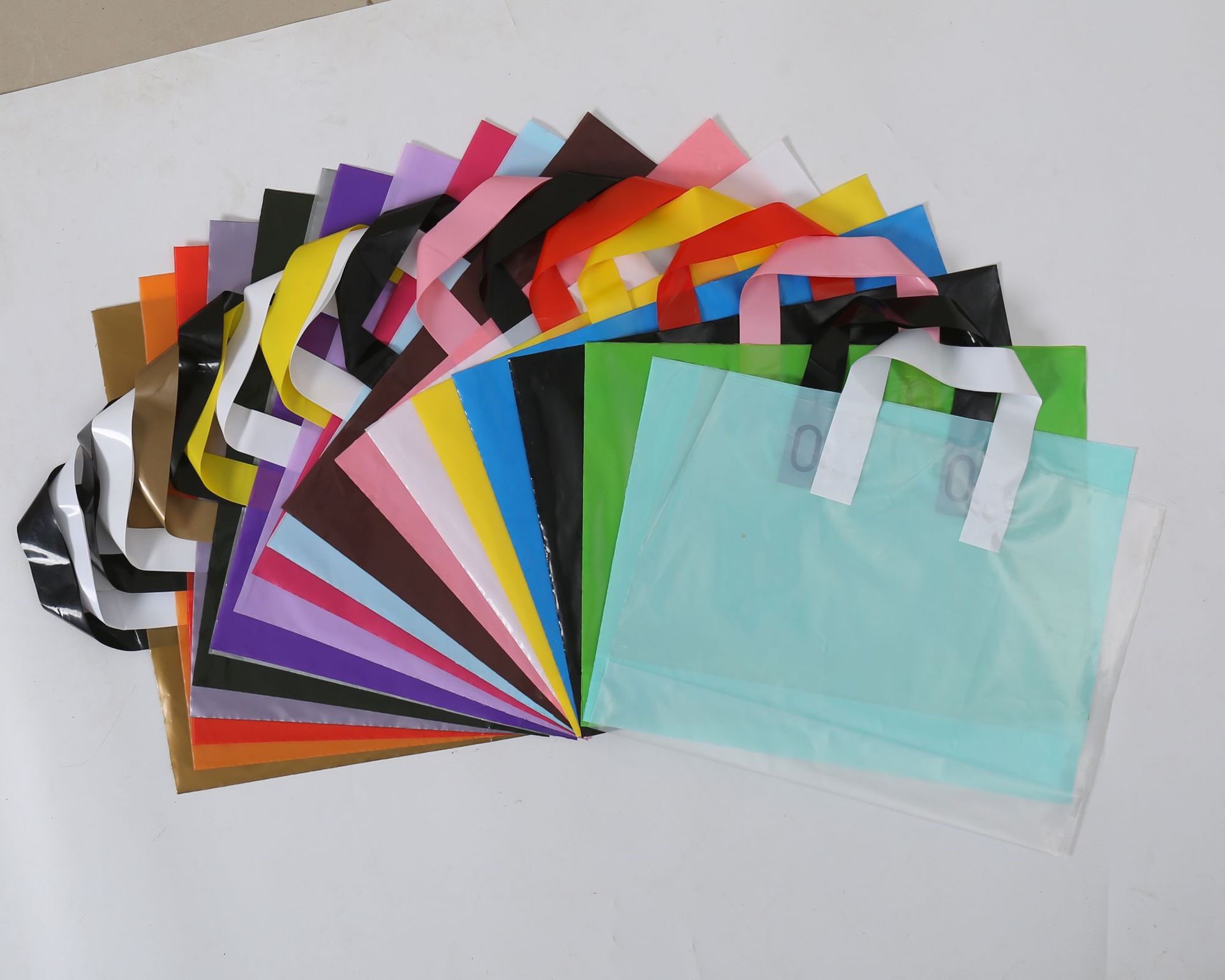 Clasp hands Vertical version Plastic reticule men and women Children's clothing store Bag gift Plastic Shopping Plastic bags wholesale customized LOGO