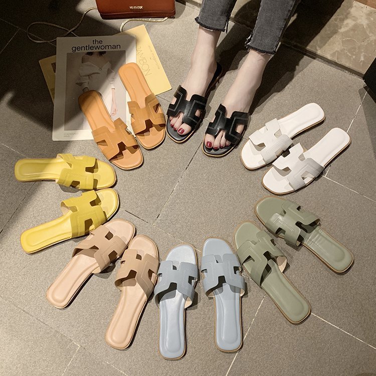  European Station Slippers Women Summer Fashion Outside Wearing 2019 New Flat Beach Shoes Word Sandals Sandals Sandals Women