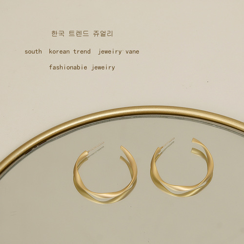 Japanese and Korean S925 silver needle large circle earrings, simple and elegant matte gold design, versatile earrings for women, C-shaped ear jewelry