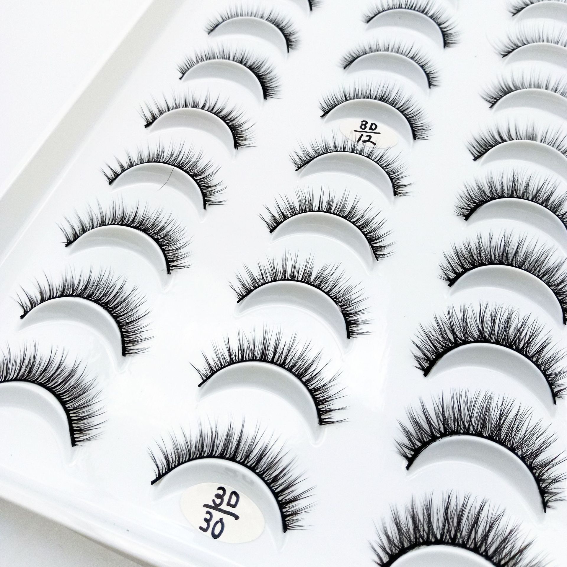 Venta al por mayor de fábrica tridimensional Cruz multi-capa de pestañas ojos grandes europeos y americanos 30 pares mezclados rizado pestañas postizas