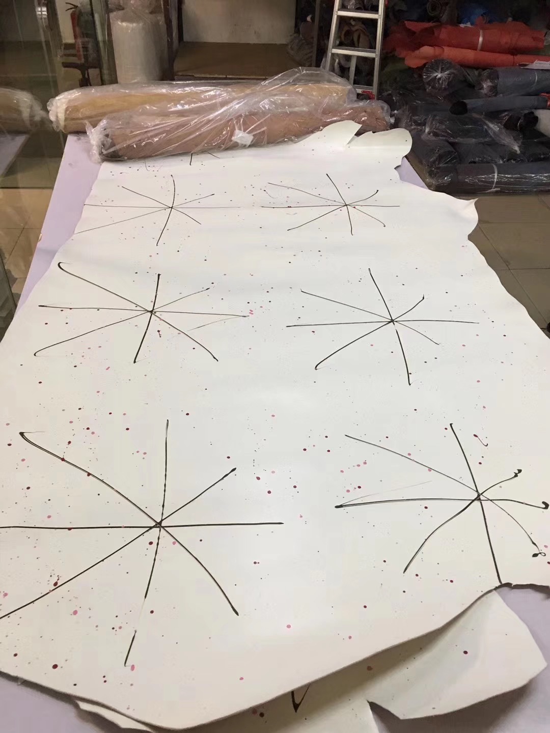 头层白色人工泼墨植鞣牛皮 厚度2.0以上张幅25尺左右 单价33元/尺