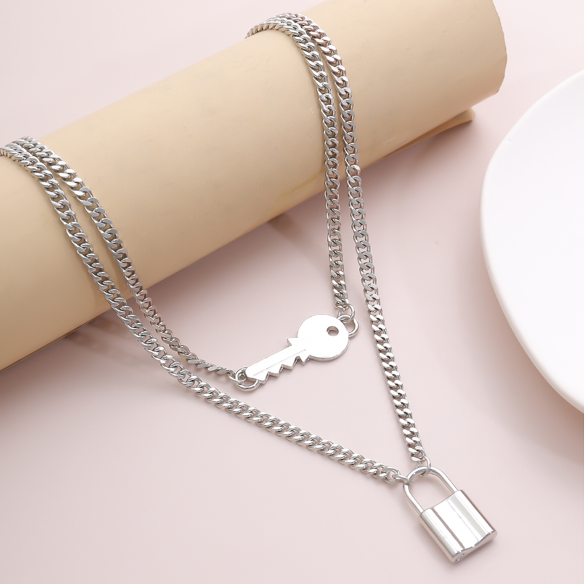 Mode Einfache Mehrschichtige Lock Anhänger Anhänger Legierung Halskette Für Frauen display picture 9