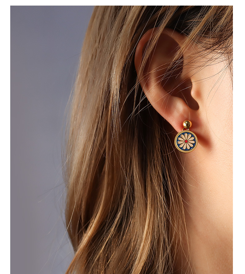 Retro Fashion Ink Blue Daisy Flower Titanium Steel Earrings display picture 1