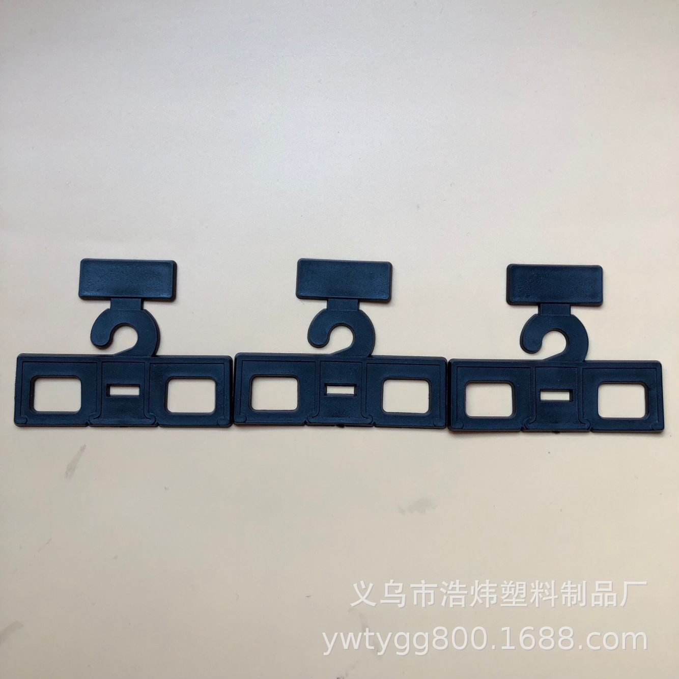 义乌厂家批发价供应塑胶挂钩/PP挂勾.皮带挂钩.量大免费开模具。